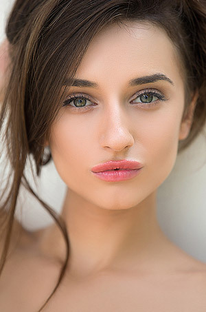 Gloria Sol Brunette Beauty